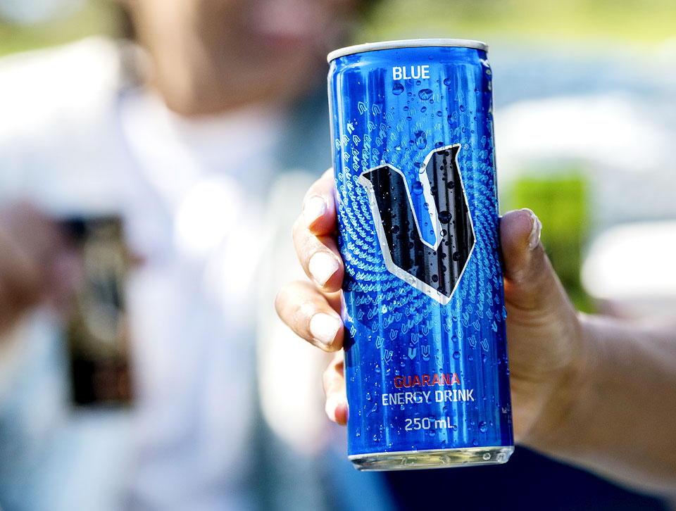 Hand holding a V Blue can