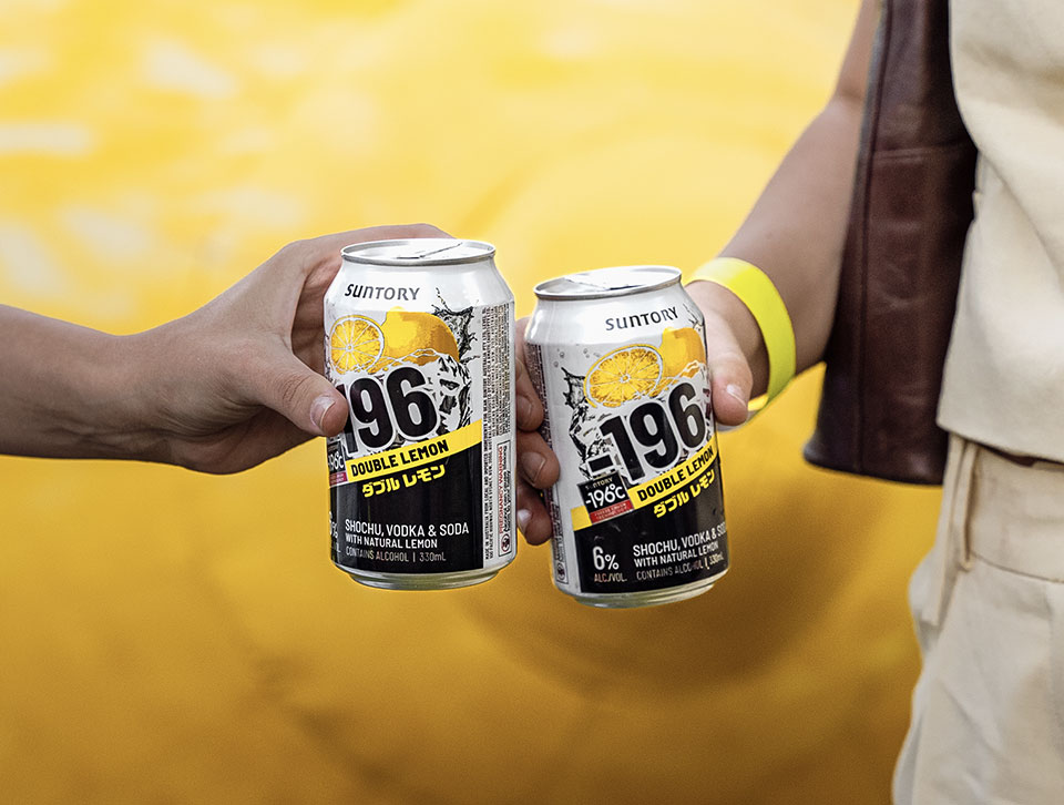 Two peoples holding a can of minus 196 double lemon